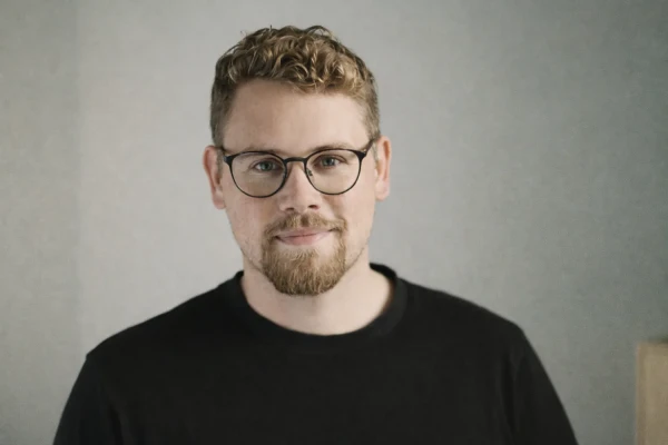 Das Bild zeigt den Firmeninhaber Lucas-Maximilian Klös im Portrait